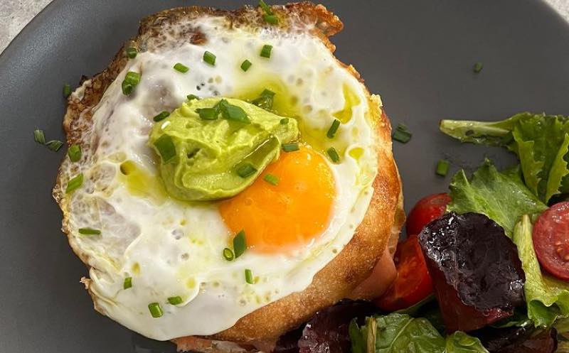 Bagel Salmon: Bagel, smoked salmon, fried egg, yogurt sauce, avocado puree and aromatic chive oil