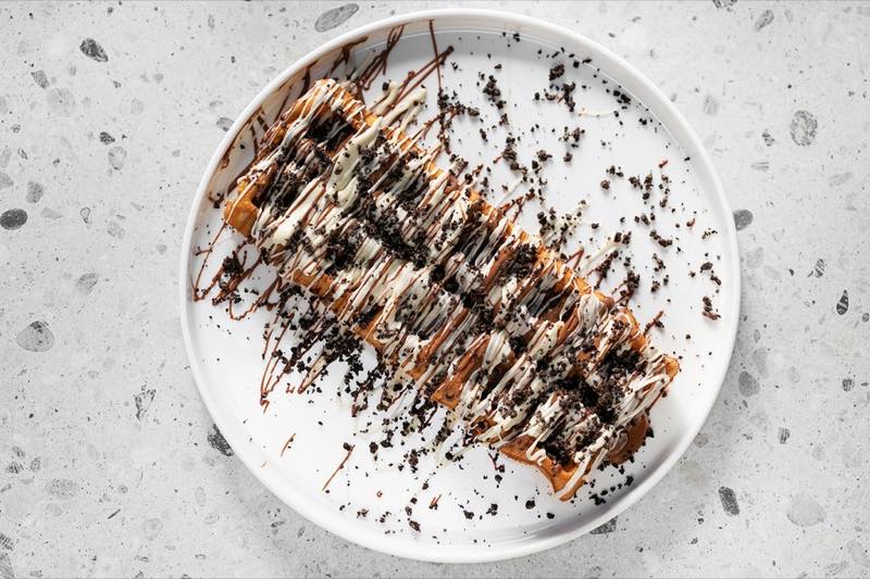 Black & White Spoon: chocolate praline, white praline and crushed Oreo cookies