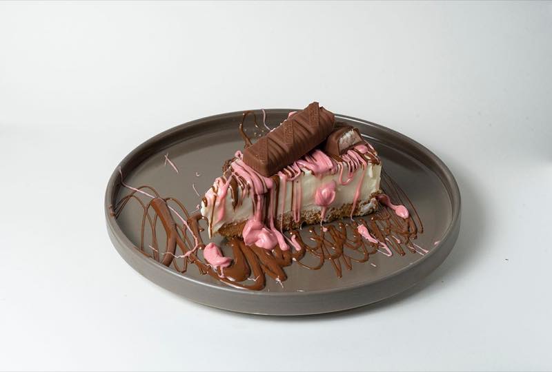 Cheesecake Lila: chocolate praline and strawberry praline