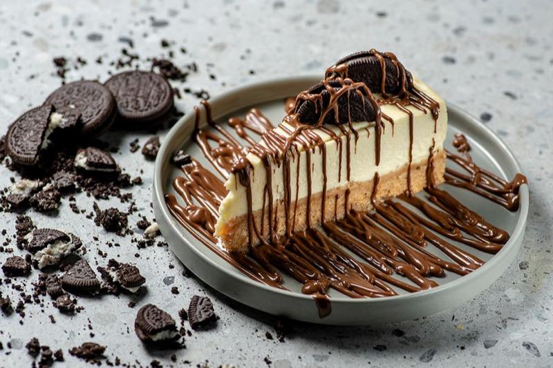 Cheesecake Oreo: chocolate praline, crushed cookie and crushed Oreo cookies