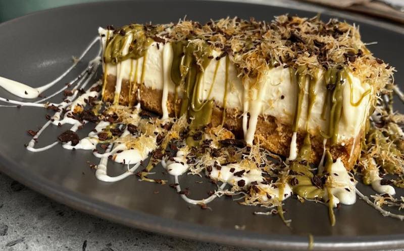 Cheesecake Pistachio: chocolate praline, white praline. dark chocolate chips and kataifi