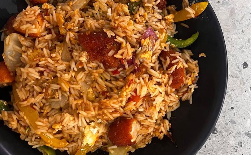 chicken rice bowl: Rice, chicken nuggets, peppers, cabbage, broccoli, sweet chilli and teriyaki sauce