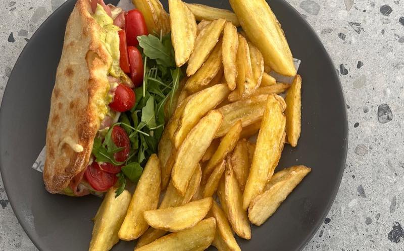 Mortadelo: Paninifoccacia, mortadela, gouda, mayonaisse with pesto, cherry tomatoes, arugula, served with french fries