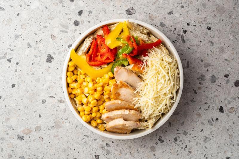 Pasta Lovers chicken: Penne, yogurt sauce, chicken, kefalotyri, corn, peppers and yogurt-pesto sauce