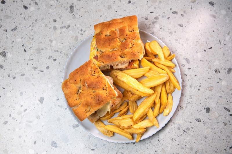 Sanda Chickitta: Chicken or chicken nuggets, bacon, sweet chilli mayo, egg and lettuce