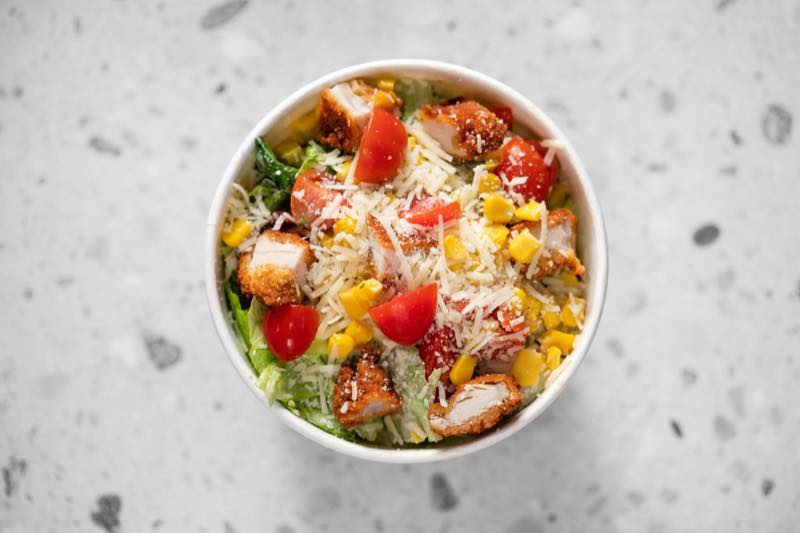 Très chick: Lettuce, iceberg, mustard sauce, chicken bites, kefalotiri cheese, cherry tomatoes and corn