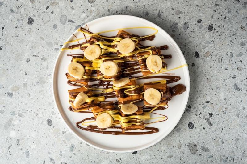 Banana Lovers: chocolate praline, banana praline and fresh banana