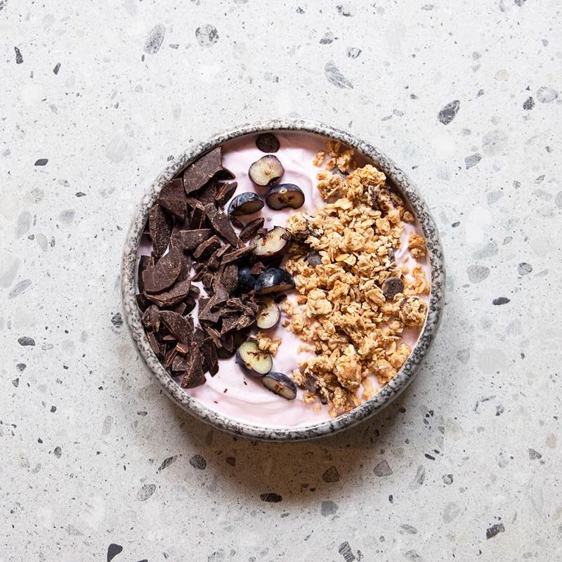 Very Berry: red fruits, granola, blueberries and dark chocolate chips