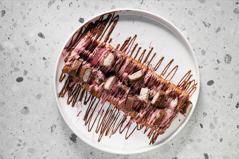 Vila Lila: chocolate praline, strawberry praline and crunches cereals in white chocolate