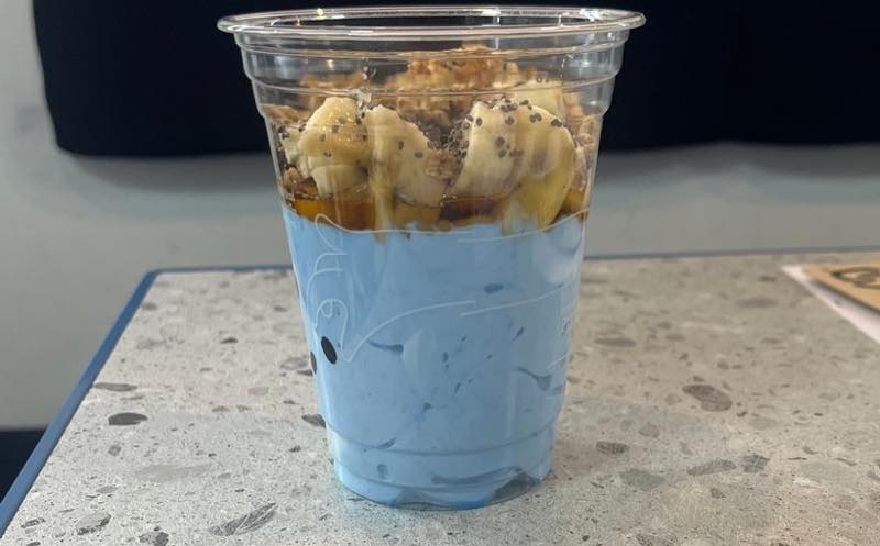 yogo blue spirulina: Yogurt with blue spirulina, chia seeds, cereals and maple syrup