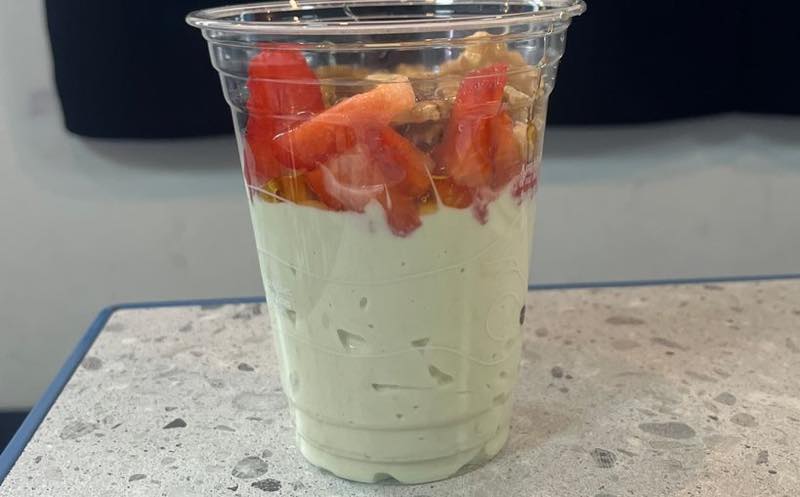 yogo matcha: Yogurt with matcha, strawberry, blueberries, walnut and honey
