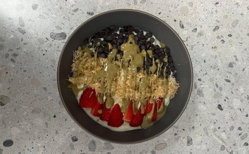 Yogo Pistachio: yogurt with pistachio praline , strawberry, dark chocolate chips, kantaifi